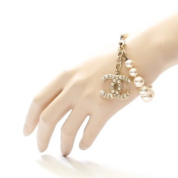 Rare Chanel Gold CC Pearl Pendant Pearl Bracelet w/ Box & Jewelry Pouch/Dustbag! - Picture 4 of 16